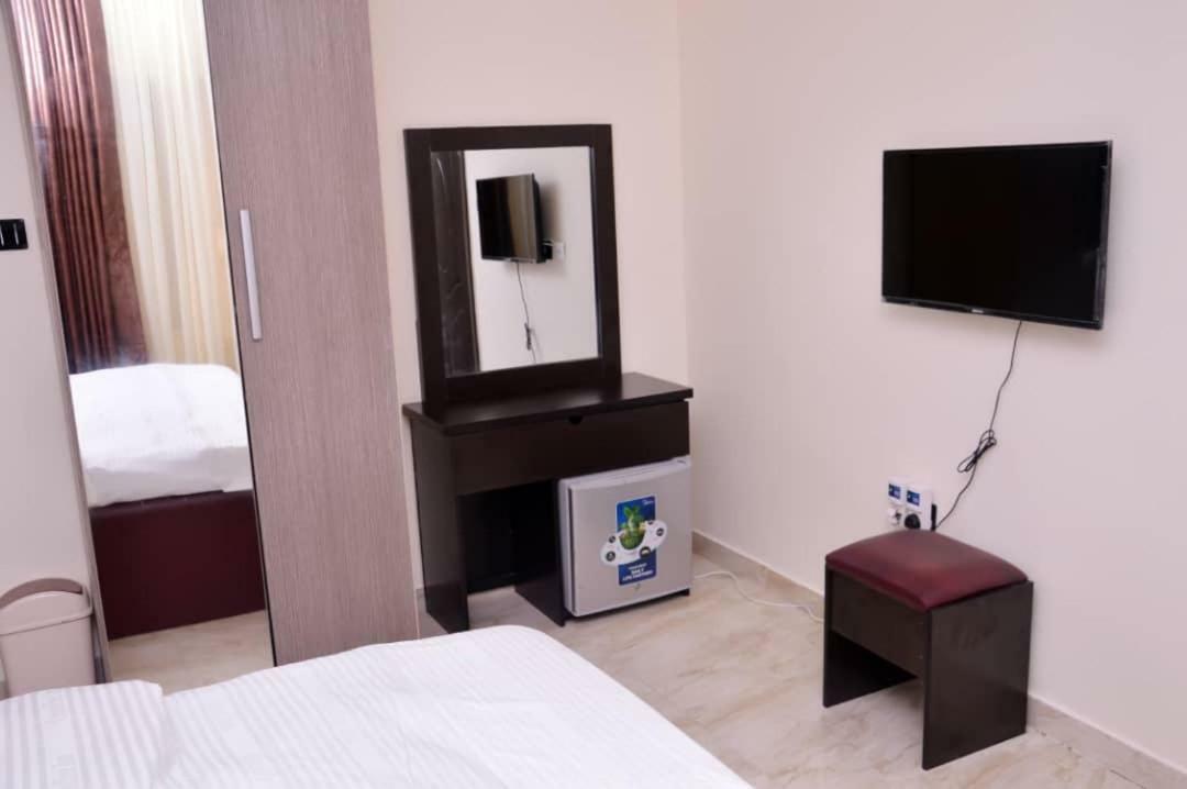 City Nest Hotel Ogombo Buitenkant foto