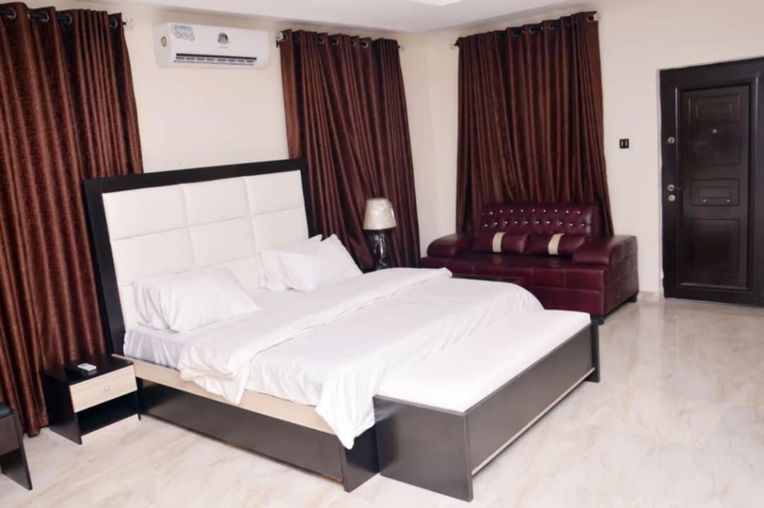 City Nest Hotel Ogombo Buitenkant foto