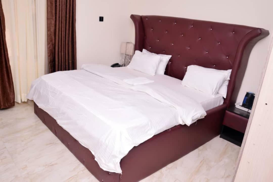 City Nest Hotel Ogombo Buitenkant foto